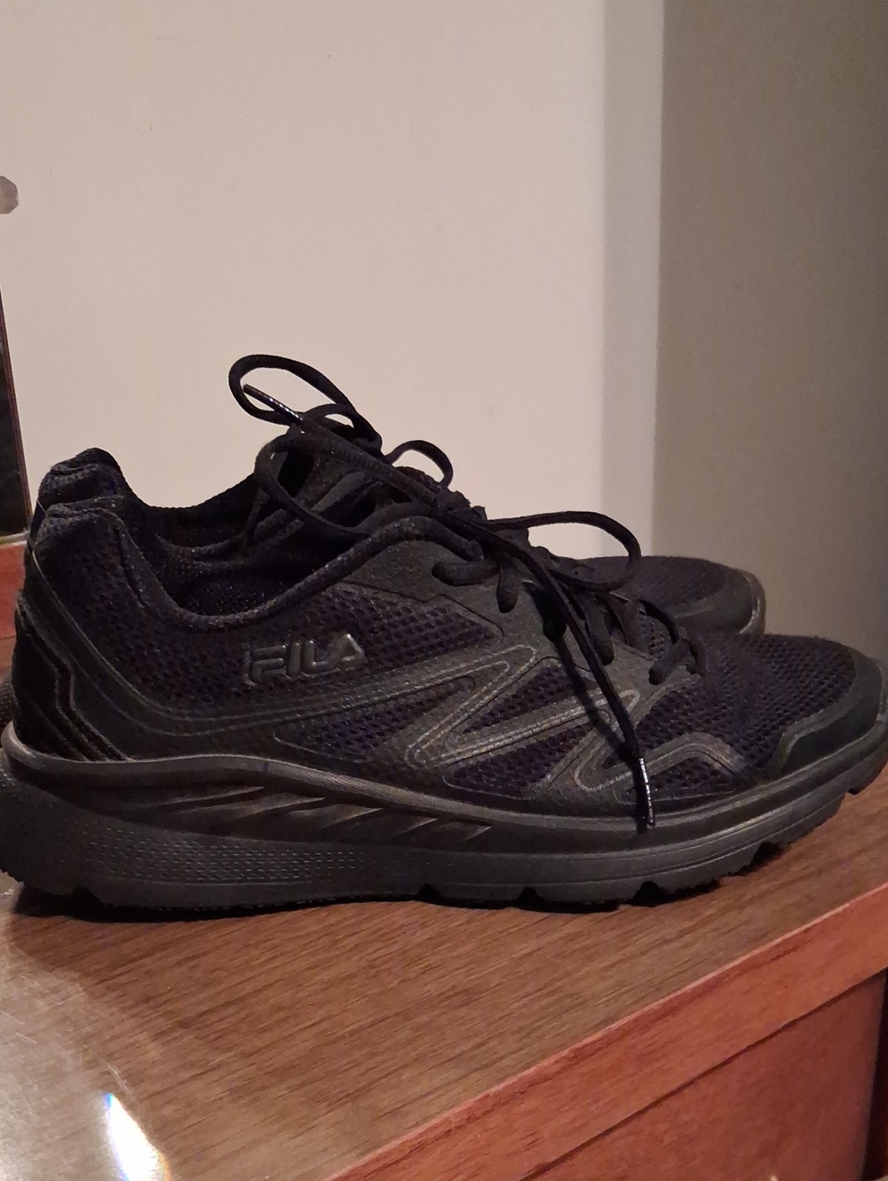 Fila Mens 9.5 Memory Foam Black Mesh Lace-Up Sneakers